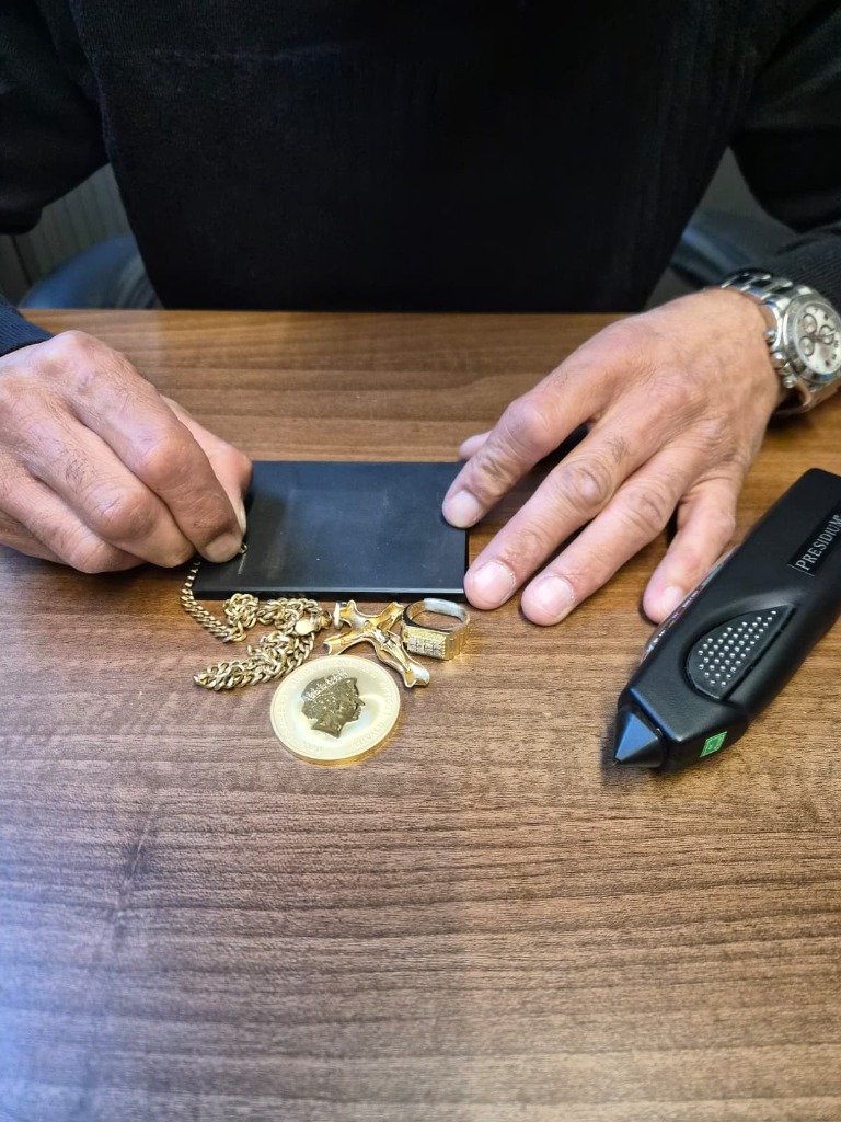 Strichprobe auf dem Schiefer-Prüfstein zur Echtheitsprüfung von Goldschmuck bei Gold & More